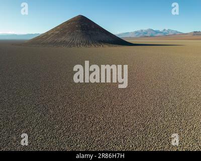 Cono de Arita perfettamente modellato nel Salar de Arizaro al mattino - esplorando gli altopiani argentini chiamati Puna mentre viaggiate in Sud America Foto Stock