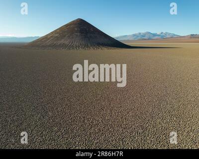 Cono de Arita perfettamente modellato nel Salar de Arizaro al mattino - esplorando gli altopiani argentini chiamati Puna mentre viaggiate in Sud America Foto Stock