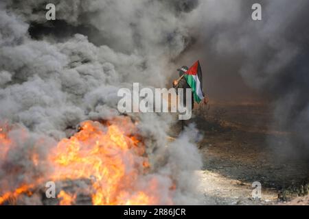 Un uomo palestinese partecipa a una protesta contro il raid militare israeliano nella città di Jenin, in Cisgiordania, lungo il confine con Israele, ad est di Gaza City. Gli elicotteri israeliani hanno colpito bersagli in Cisgiordania, durante una feroce battaglia di armi da fuoco. Diversi palestinesi, tra cui un ragazzo di 15 anni, sono stati uccisi. Decine di palestinesi sono stati feriti e l'esercito israeliano ha detto che sette membri della polizia di frontiera e l'esercito sono stati feriti. Hanno detto che le truppe sono state sotto fuoco durante un raid di arresto a Jenin e hanno sparato indietro ai pistoleri. Foto Stock