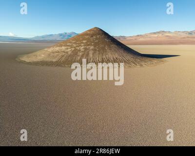 Cono de Arita perfettamente modellato nel Salar de Arizaro al mattino - esplorando gli altopiani argentini chiamati Puna mentre viaggiate in Sud America Foto Stock