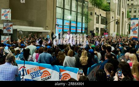 NEW YORK, NY, USA - 06 GIUGNO 2023: Ed Sheeran suona nella serie di concerti 'Today' Show della NBC al Rockefeller Plaza. Foto Stock