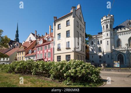 Piazza della Vecchia Liv e piccolo edificio medievale della corporazione nella parte vecchia della città di riga, Lettonia. Foto Stock