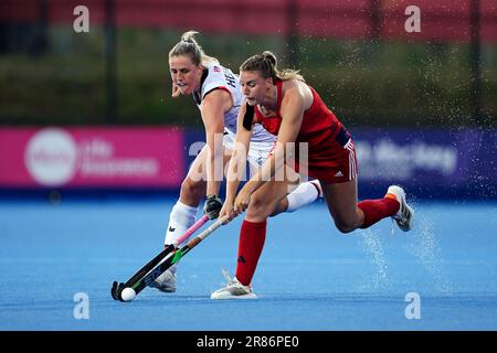 Lily Owsley (a destra) della Gran Bretagna e Pauline Heinz della Germania combattono per la palla durante la partita della FH Hockey Pro League femminile a Lee Valley, Londra. Data immagine: Lunedì 19 giugno 2023. Foto Stock