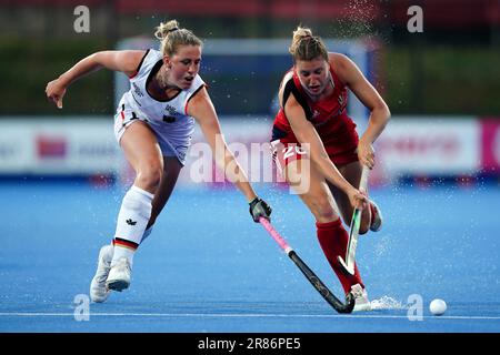 Lily Owsley (a destra) della Gran Bretagna e Pauline Heinz della Germania combattono per la palla durante la partita della FH Hockey Pro League femminile a Lee Valley, Londra. Data immagine: Lunedì 19 giugno 2023. Foto Stock