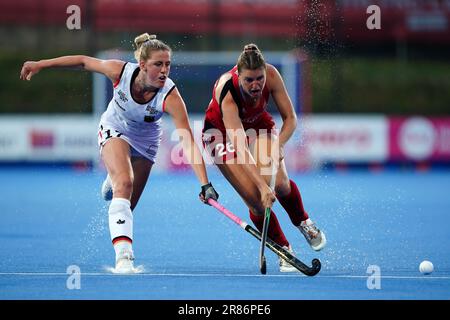 Lily Owsley (a destra) della Gran Bretagna e Pauline Heinz della Germania combattono per la palla durante la partita della FH Hockey Pro League femminile a Lee Valley, Londra. Data immagine: Lunedì 19 giugno 2023. Foto Stock