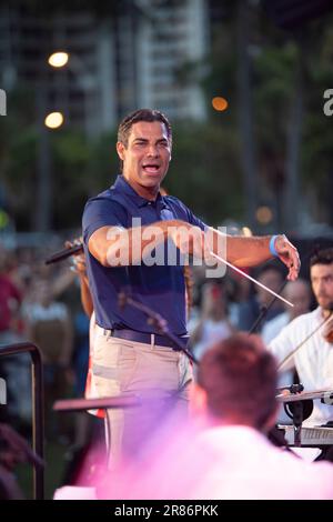 Il sindaco di Miami Francis X. Suarez dirige la Miami Symphony Orchestra al Peacock Park di Coconut Grove, Florida, il 4th luglio 2022 Foto Stock