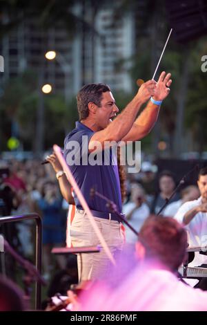 Il sindaco di Miami Francis X. Suarez dirige la Miami Symphony Orchestra al Peacock Park di Coconut Grove, Florida, il 4th luglio 2022 Foto Stock