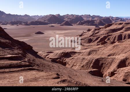 Desierto del Diablo: Esplora il panoramico deserto del Diavolo nelle remote montagne argentine chiamate Puna mentre viaggi in Sud America Foto Stock