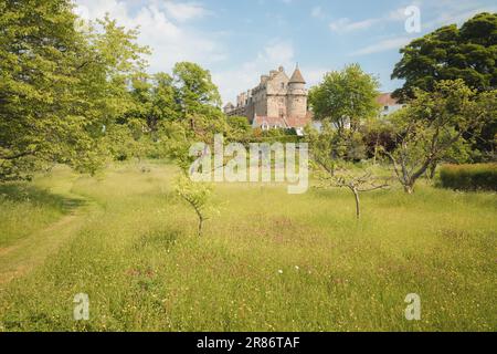 Storico Falkland Palace e villaggio con giardini paesaggistici in una soleggiata giornata estiva a Fife, Scozia, Regno Unito. Foto Stock