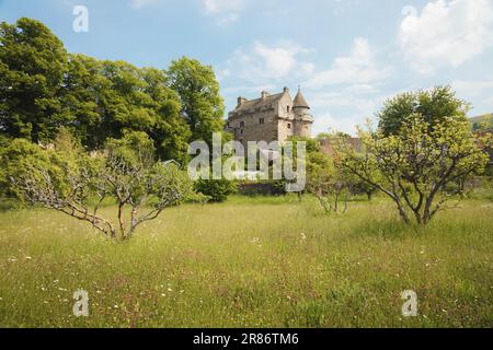 Storico Falkland Palace e villaggio con giardini paesaggistici in una soleggiata giornata estiva a Fife, Scozia, Regno Unito. Foto Stock