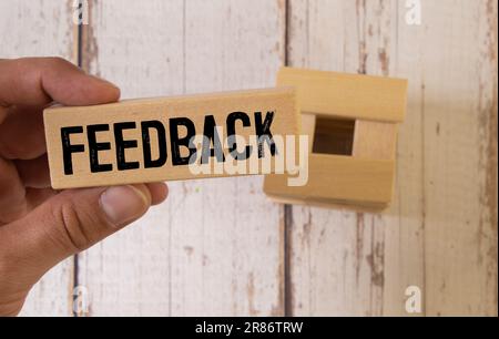 parola di feedback scritta su blocco di legno. testo di feedback sulla tabella cemento per la vostra progettazione, concetto Foto Stock