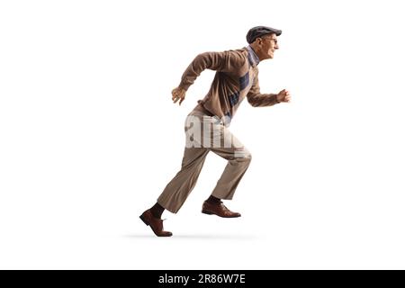 Profilo a tutta lunghezza ripresa di un uomo anziano in vestiario casual che corre isolato su sfondo bianco Foto Stock