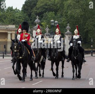 Brigadier Major montato su Horseback Trooping the Colour Color 2023 Foto Stock