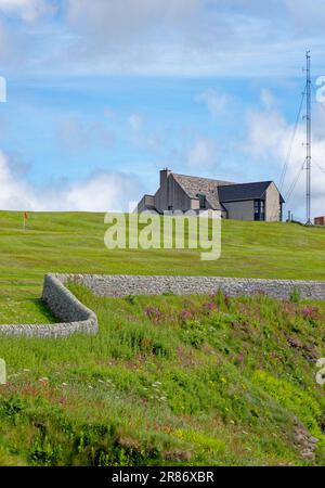 Vista dell'isola di Bressay, da Lerwick, Isole Shetland, Scozia - 18th luglio 2012 Foto Stock