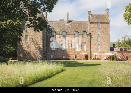 Kellie Law, Regno Unito - Giugno 9 2023: La storica tenuta e i giardini del castello di Kellie in una giornata estiva di sole a East Neuk, Fife, Scozia, Regno Unito. Foto Stock