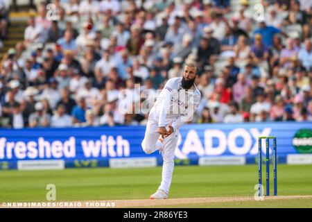 Moeen Ali d'Inghilterra consegna la palla durante il LV= Insurance Ashes Test Series Day 4 Match Inghilterra vs Australia a Edgbaston, Birmingham, Regno Unito, 19th Giugno 2023 (Photo by Craig Thomas/News Images) in , il 6/19/2023. (Foto di Craig Thomas/News Images/Sipa USA) Foto Stock