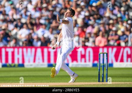 James Anderson d'Inghilterra consegna la palla durante il LV= Insurance Ashes Test Series Day 4 Match Inghilterra vs Australia a Edgbaston, Birmingham, Regno Unito, 19th Giugno 2023 (Photo by Craig Thomas/News Images) in , il 6/19/2023. (Foto di Craig Thomas/News Images/Sipa USA) Foto Stock