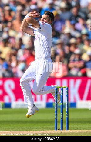 James Anderson d'Inghilterra consegna la palla durante il LV= Insurance Ashes Test Series Day 4 Match Inghilterra vs Australia a Edgbaston, Birmingham, Regno Unito, 19th Giugno 2023 (Photo by Craig Thomas/News Images) in , il 6/19/2023. (Foto di Craig Thomas/News Images/Sipa USA) Foto Stock