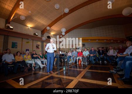 Sainte Tulle, Francia. 14th giugno, 2023. Fabien Roussel è visto durante la riunione pubblica. Fabien Roussel, primo segretario del Partito comunista francese, ha organizzato la fase finale del suo Tour de France per ascoltare il popolo francese a Sainte-Tulle, Francia. (Foto di Laurent Coust/SOPA Images/Sipa USA) Credit: Sipa USA/Alamy Live News Foto Stock