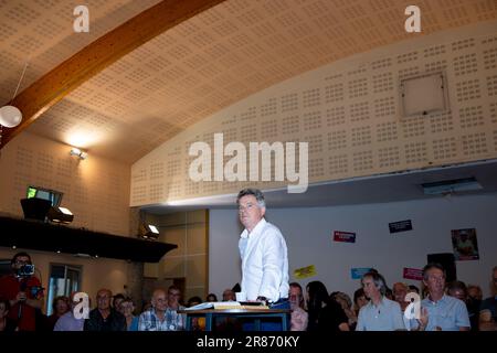 Sainte Tulle, Francia. 14th giugno, 2023. Fabien Roussel è visto durante la riunione pubblica. Fabien Roussel, primo segretario del Partito comunista francese, ha organizzato la fase finale del suo Tour de France per ascoltare il popolo francese a Sainte-Tulle, Francia. (Foto di Laurent Coust/SOPA Images/Sipa USA) Credit: Sipa USA/Alamy Live News Foto Stock