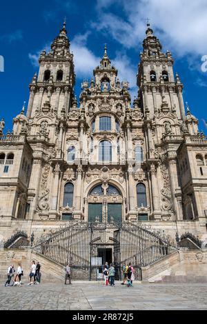 Santiago de Compostela, la Coruna, Galizia, Spagna - 11 giugno 2023. Turisti e pellegrini di fronte alla Cattedrale di Santiago de Compostela Foto Stock