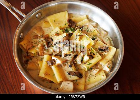 tradizionale pasta italiana cremosa di funghi selvatici con tartufo, ceps e porchin Foto Stock