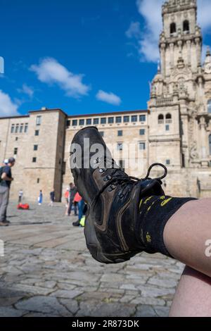 Stivali di fronte alla Cattedrale di Santiago de Compostela, la Coruna, Galizia, Spagna. Concetto di celebrazione e realizzazione Foto Stock