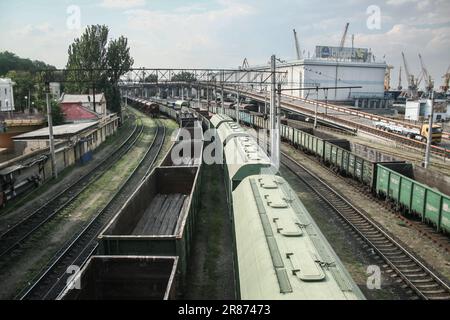 Immagine del porto di Odessa (porto marittimo di Odessa) visto dall'alto con treni ferroviari pronti a scaricare cereali e merci industriali. Il Porto di Foto Stock
