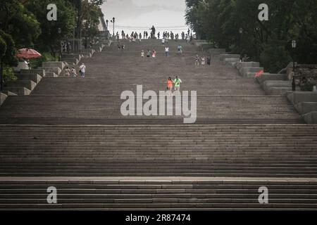 Foto di persone che scattano foto sulle pittoresche scale di Potemkin, il monumento principale di Odessa, città Ucraina sul Mar Nero Foto Stock
