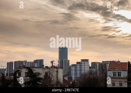 Immagine di un cantiere europeo, in una zona di sviluppo residenziale. Gru, ponteggi e facciate in cemento sono visibili intorno al grattacielo Foto Stock