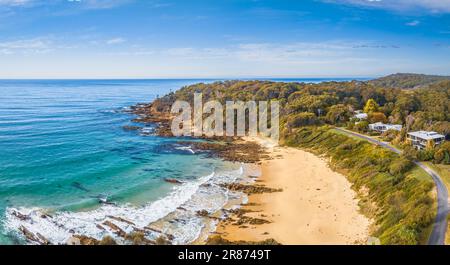 Esplorare Cuttagee Beach sulla costa della costa di Sapphire, nella costa meridionale del New South Wales, Australia Foto Stock