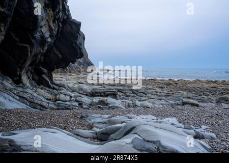 Ballota spiaggia conosciuta anche come Rio Cabo spiaggia a Cudillero, Asturias, Spagna. Giorno nuvoloso. Foto Stock