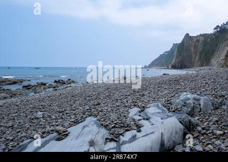 Ballota spiaggia conosciuta anche come Rio Cabo spiaggia a Cudillero, Asturias, Spagna. Giorno nuvoloso. Foto Stock