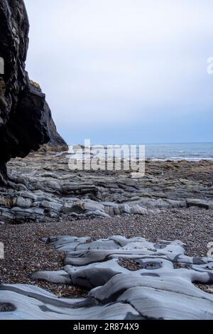 Ballota spiaggia conosciuta anche come Rio Cabo spiaggia a Cudillero, Asturias, Spagna. Giorno nuvoloso. Foto Stock