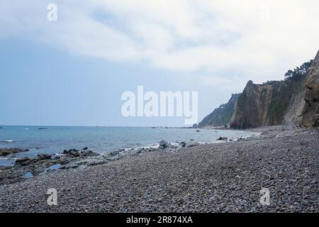 Ballota spiaggia conosciuta anche come Rio Cabo spiaggia a Cudillero, Asturias, Spagna. Giorno nuvoloso. Foto Stock