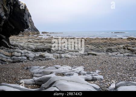 Ballota spiaggia conosciuta anche come Rio Cabo spiaggia a Cudillero, Asturias, Spagna. Giorno nuvoloso. Foto Stock