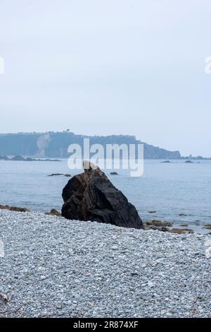 Ballota spiaggia conosciuta anche come Rio Cabo spiaggia a Cudillero, Asturias, Spagna. Giorno nuvoloso. Foto Stock