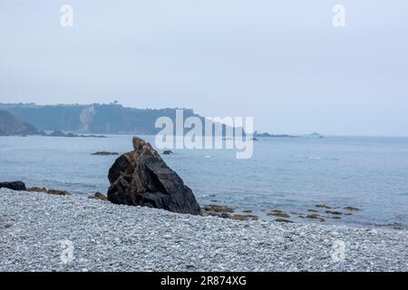 Ballota spiaggia conosciuta anche come Rio Cabo spiaggia a Cudillero, Asturias, Spagna. Giorno nuvoloso. Foto Stock