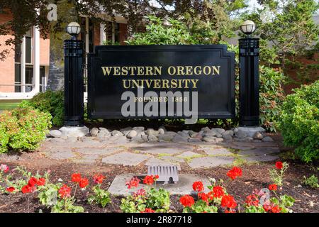 Monmouth, OR, USA - 13 giugno 2023; cartello della Western Oregon University presso il campus di Monmouth Foto Stock