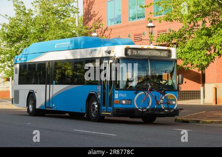 Salem, OR, USA - 13 giugno 2023; Salem Area Mass Transit District Cherriots servizio di autobus per il centro città Foto Stock