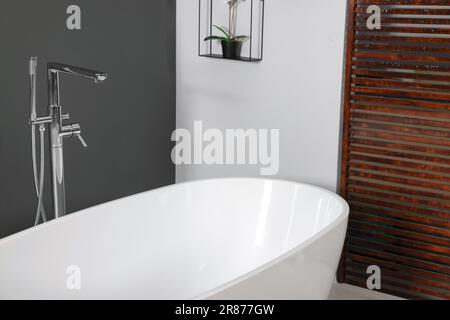 Elegante vasca in ceramica e moderna scheda in bagno Foto Stock