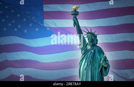 Statua della libertà contro una bandiera americana che simboleggia l'unità negli Stati Uniti Foto Stock