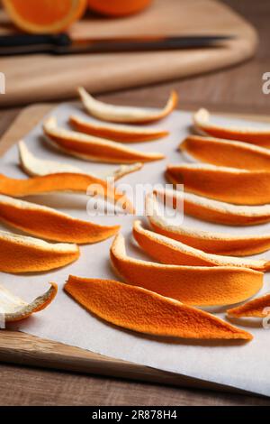 Molte bucce d'arancia asciutte sul tavolo di legno Foto Stock