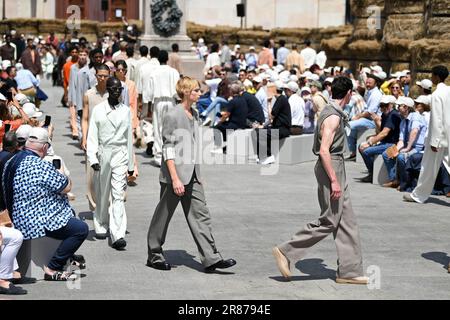 Milano, Italia. 19th giugno, 2023. I modelli presentano le creazioni di Zegna durante la settimana della Moda uomo di Milano Primavera/Estate 2024 a Milano, il 19 giugno 2023. Credit: Jin Mamengni/Xinhua/Alamy Live News Foto Stock