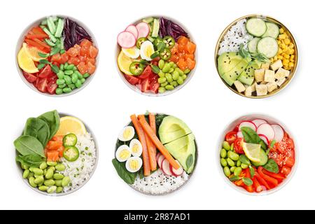 Set di diverse ciotole di poke isolato su bianco, vista dall'alto Foto Stock