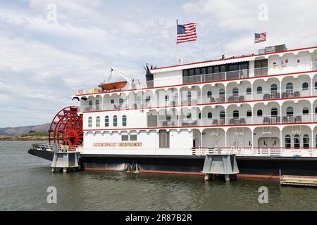 The Dalles, OR, USA - 16 giugno 2023; imbarcazione a pale American Queen Voyages American Empress Foto Stock