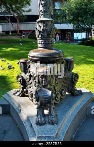 Lampioni su entrambi i lati della statua di Redmond Barry, sul piazzale della Biblioteca, State Library Victoria, Melbourne, Australia Foto Stock