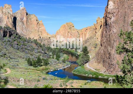 Vista panoramica dello Smith Rock state Park in Oregon con il fiume Crooked Foto Stock