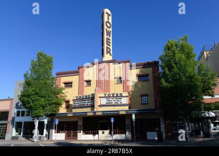 Bend, OR, Stati Uniti d'America - 16 giugno 2023; mattina nel giorno del cielo blu chiaro al Teatro della Torre di Bend in centro Foto Stock