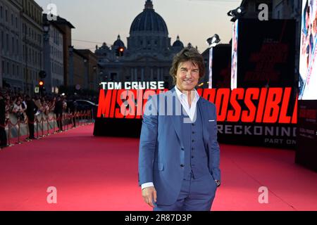 Roma, Italia. 19th giugno, 2023. Tom Cruise partecipa al tappeto rosso della prima mondiale di Roma del film Mission Impossible Dead reckoning part1 in Via della conciliazione. Credit: SOPA Images Limited/Alamy Live News Foto Stock